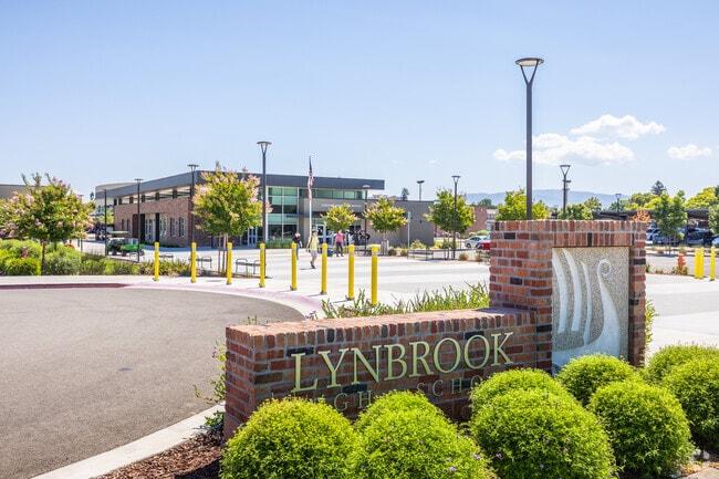 린브룩 고등학교 Lynbrook High School