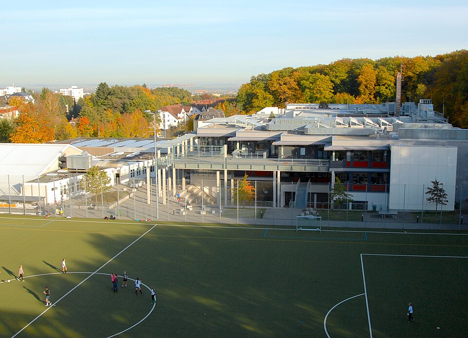 독일 오버우어젤 프랑크푸르트 국제학교 본교 캠퍼스와 운동장