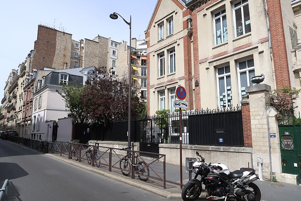 파리 16구 라늘라그 거리의 인터내셔널 스쿨 오브 파리 초등부 건물과 철제 담장