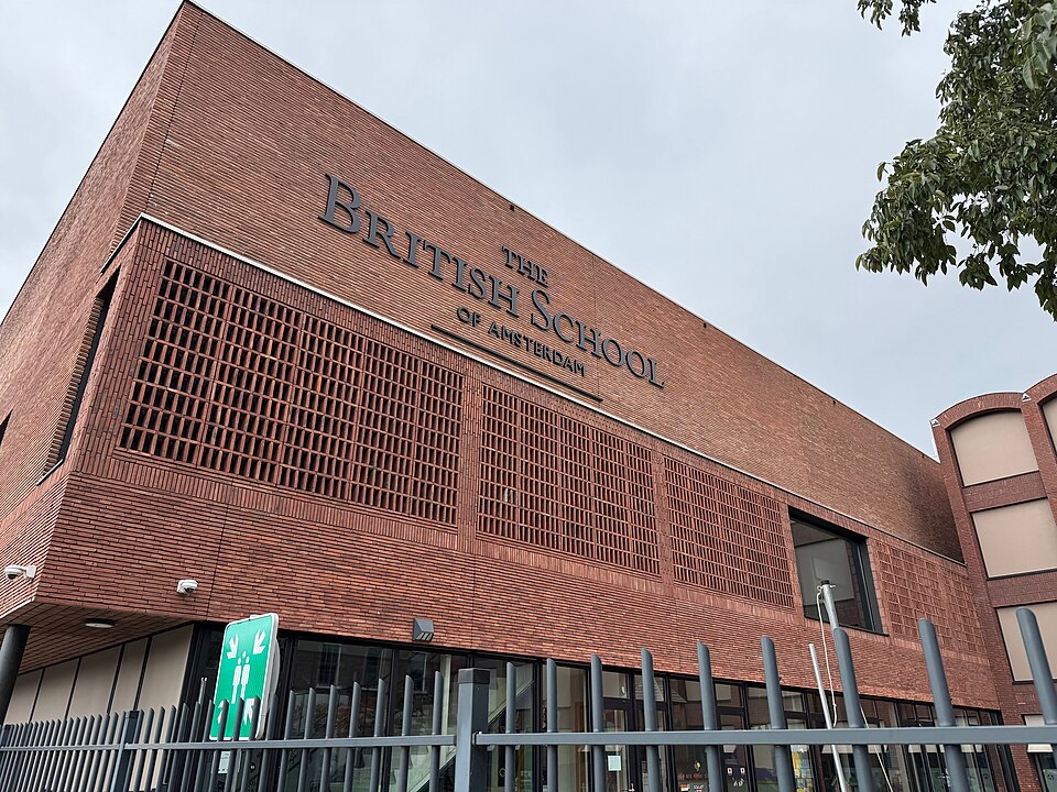 THE BRITISH SCHOOL OF AMSTERDAM 교명이 붙은 붉은 벽돌 교사 건물