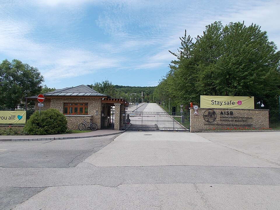 AISB 교명 표지석과 경비실이 있는 헝가리 너지코바치의 American International School of Budapest 정문